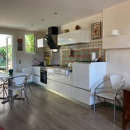 Bel Avec Jardin Et Vue A *