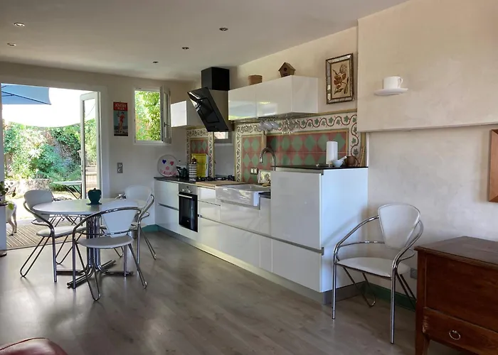 Bel Avec Jardin Et Vue A *